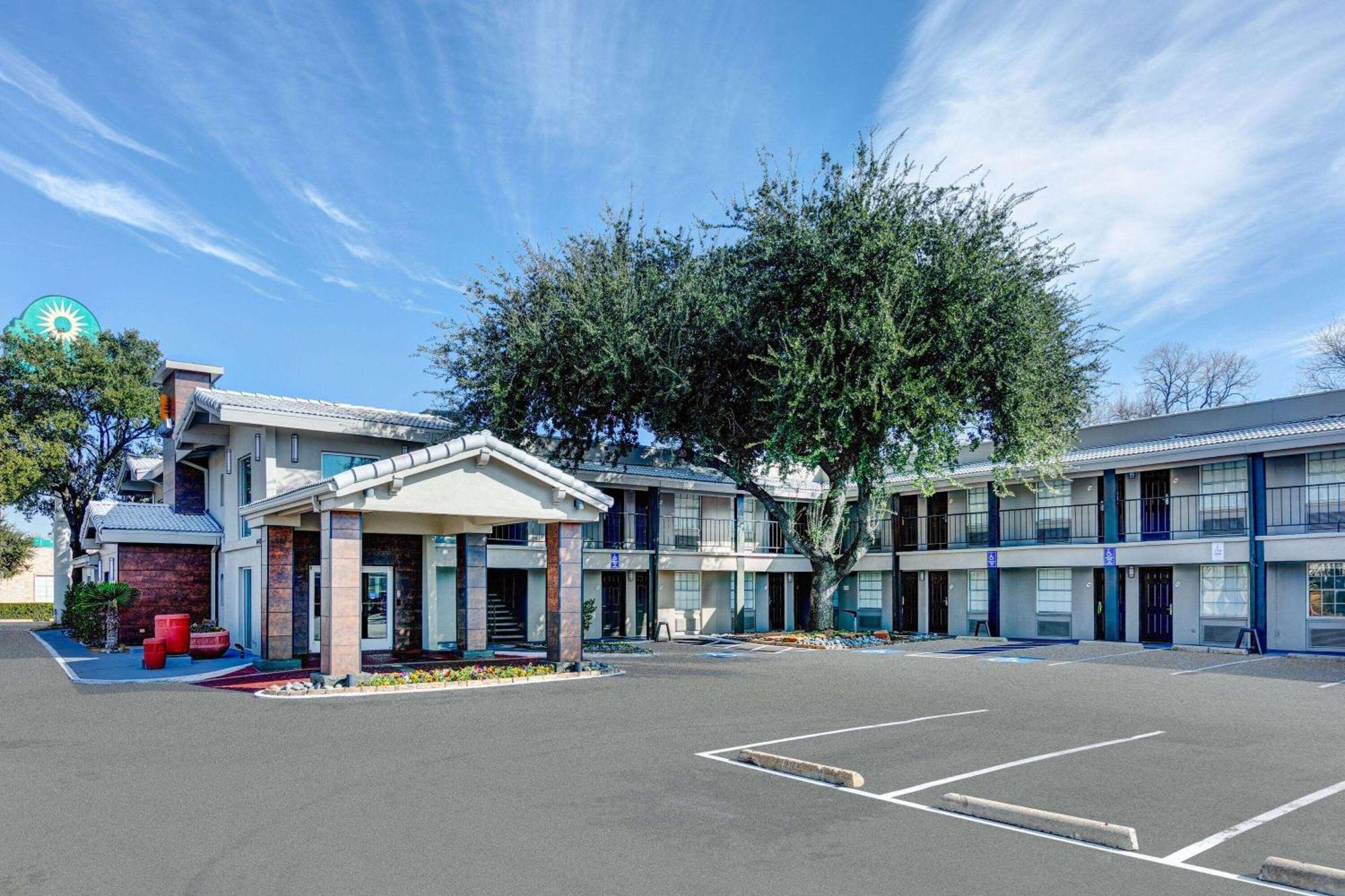 La Quinta Inn By Wyndham Dallas Uptown Exteriér fotografie